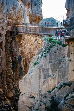 Caminito del Rey, İspanya, 04 Nisan 2018: Caminito Del Rey - dağ yolu boyunca dik kayalıklarla Andalusia, İspanya