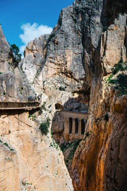 Caminito del Rey, İspanya, 04 Nisan 2018: Royal iz El Caminito Del Rey - sarp kayalıklardan gorge Chorro, Endülüs, İspanya boyunca dağ yolu olarak da bilinir