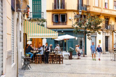 Malaga, İspanya, 03 Nisan 2018: Dar sokak nerede turist dükkanlar için arıyorlar Malaga tarihsel merkezi 