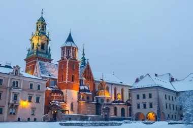 Krakow alacakaranlıkta Wawel Castle. Krakow Polonya en ünlü dönüm noktası biridir