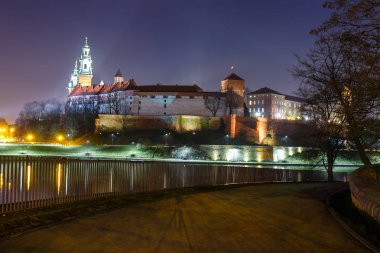 Wawel Kalesi akşam Krakow yansıması nehre, Polonya ile. Uzun süreli pozlama