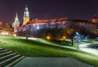 Wawel Kalesi akşam Krakow yansıması nehre, Polonya ile. Uzun süreli pozlama