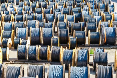 Elektrik kablo yerde tahta makaralar üzerinde