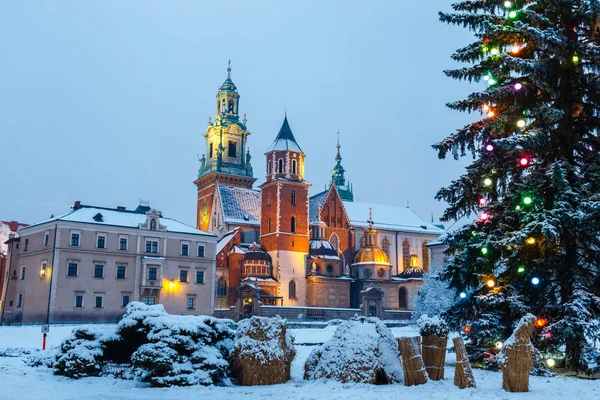 Krakow alacakaranlıkta Wawel Castle. Krakow Polonya en ünlü dönüm noktası biridir