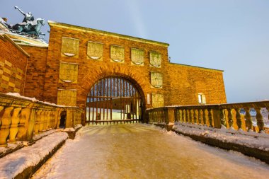 Krakow alacakaranlıkta Wawel Castle. Krakow Polonya en ünlü dönüm noktası biridir
