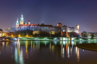 Wawel Kalesi akşam Krakow yansıması nehre, Polonya ile. Uzun süreli pozlama