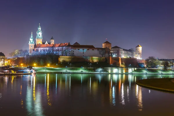 Κάστρο Της Κρακοβίας Βράδυ Κρακοβία Αντανάκλαση Στο Ποτάμι Πολωνία Μακρύ — Φωτογραφία Αρχείου