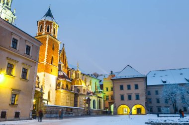 Krakow alacakaranlıkta Wawel Castle. Krakow Polonya en ünlü dönüm noktası biridir