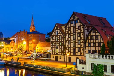 Limanda Bydgoszcz, Polonya'da gece ünlü tahıl ambarları ile
