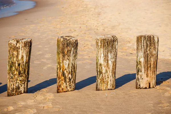 Golfbreker Het Strand Bij Zonsondergang Close — Stockfoto