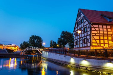 Bydgoszcz, Polonya, 31 Mayıs 2018: Bydgoszcz, Polonya'da gece ünlü tahıl ambarları ile limanda