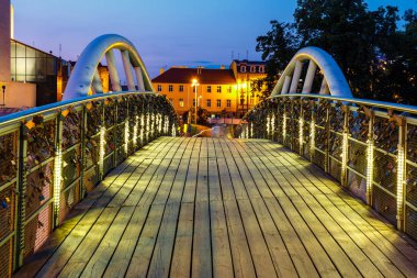 Bydgoszcz, Polonya, 31 Mayıs 2018: Bydgoszcz, Polonya'da gece ünlü tahıl ambarları ile limanda