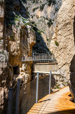 Caminito Del Rey, İspanya, 04 Nisan 2018: Gaitanes Gorge, Malaga, İspanya, asma köprü geçiş ziyaretçi