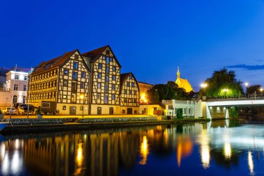 Limanda Bydgoszcz, Polonya'da gece ünlü tahıl ambarları ile