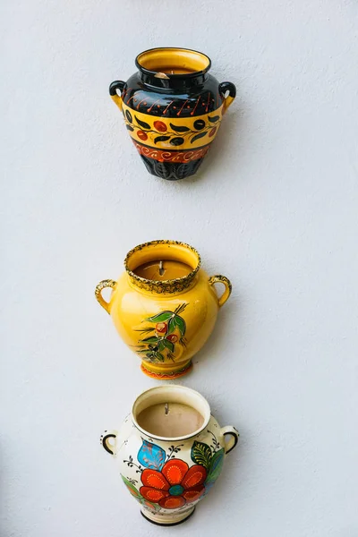 Facciata Una Casa Tradizionale Con Piatti Decorativi Ceramica Vasi Fiori — Foto Stock