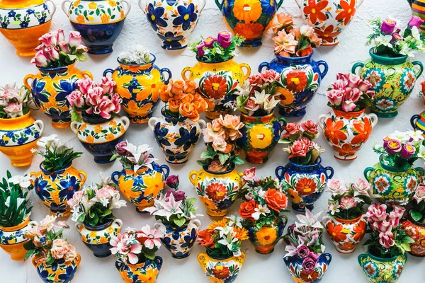 传统住宅的门面 装饰陶瓷板和五颜六色的花盆在历史 Albaicin — 图库照片