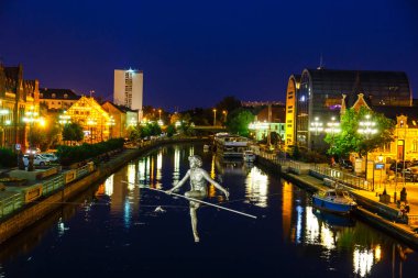 Bydgoszcz, Polonya, 31 Mayıs 2018: Bydgoszcz, Polonya'da gece ünlü tahıl ambarları ile limanda