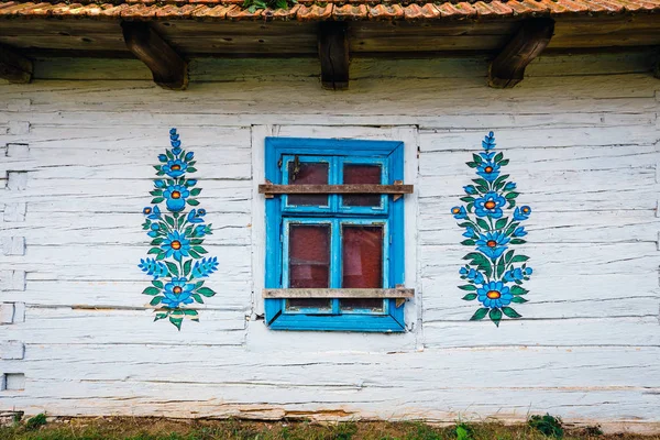폴란드에 Zalipie 마을에서 전통적인 화려한 건물의 Zalipie 폴란드 2018 모티브 — 스톡 사진
