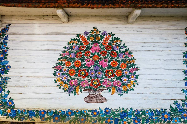 Zalipie ポーランド 2018 Zalipie ポーランドの木造コテージに描かれた色とりどりの花のクローズ アップ それは装飾的なモチーフとコテージを絵画の地元の習慣で知られて — ストック写真