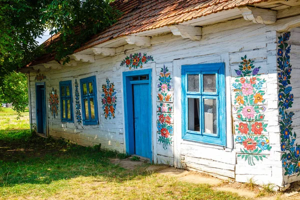 Zalipie Polen Augustus 2018 Kleurrijke Huis Met Bloemen Geschilderd Muren — Stockfoto