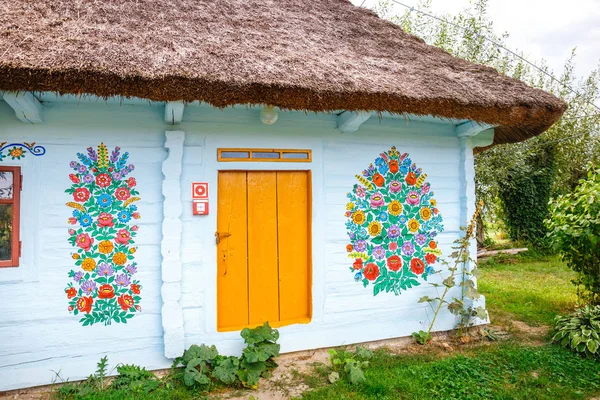 Zalipie Πολωνία Αυγούστου 2018 Πολύχρωμο Σπίτι Λουλούδια Ζωγραφισμένα Στους Τοίχους — Φωτογραφία Αρχείου