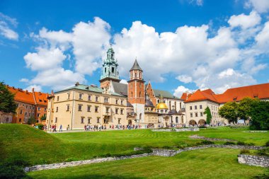 Krakow, Polonya, 15 Ağustos 2018: bilinmeyen kişi Wawel Katedrali ve Wawel Kalesi Wawel Hill, Krakow, Polonya ziyaret
