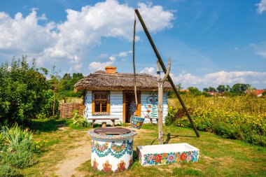 Zalipie, Polonya, 19 Ağustos 2018: geleneksel çiftlik bir kuyu Zalipie, Polonya renkli Köyü ile. Dekoratif motifli evler boyama yerel bir gelenek için bilinen