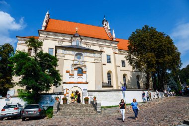 Kaziemierz Dolny, Polonya, 31 Ağustos 2018: kimliği belirsiz kişi üzerinde eski şehir, Kazimierz Dolny Vistula Nehri, Polonya, yürüyüş