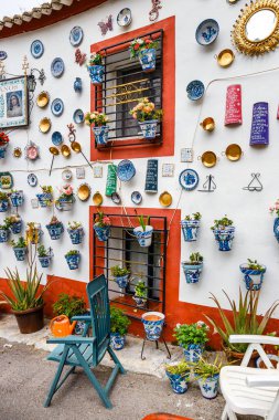 Granada, İspanya, 06 Nisan 2018:: cephe dekoratif seramik kaplamalar ve tarihi Albaicin Mahallesi'nde renkli çiçek dolu tencere ile geleneksel bir evin.