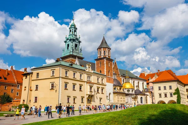 Cracovia Polonia Agosto 2018 Personas Desconocidas Visitan Catedral Wawel Castillo —  Fotos de Stock