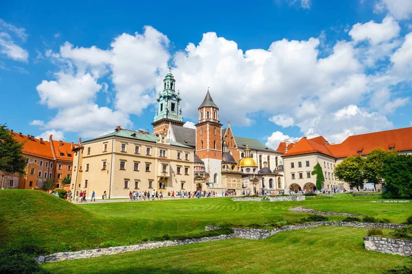 Kraków Polska Sierpień 2018 Nieznany Osób Odwiedza Wawel Katedra Zamek — Zdjęcie stockowe