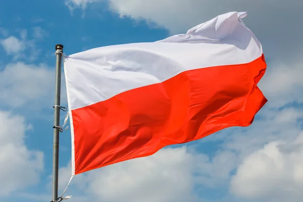 Polonya Bayrağı Mavi Gökyüzü Arka Plan Üzerinde Kapat — Stok fotoğraf