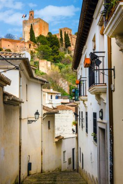 Tarihi ilçe Albaicin Granada, Endülüs, İspanya içinde sokak görünümü.