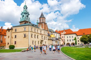 Krakow, Polonya, 15 Ağustos 2018: bilinmeyen kişi Wawel Katedrali ve Wawel Kalesi Wawel Hill, Krakow, Polonya ziyaret