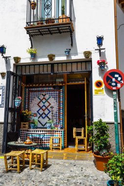 Granada, İspanya, 06 Nisan 2018: Tarihi ilçe Albaicin Granada, Endülüs, İspanya sokak görünümü.