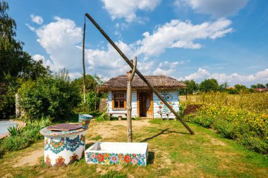 Zalipie, Polonya, 19 Ağustos 2018: geleneksel çiftlik bir kuyu Zalipie, Polonya renkli Köyü ile. Dekoratif motifli evler boyama yerel bir gelenek için bilinen