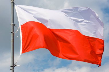 Polonya bayrağı mavi gökyüzü arka plan üzerinde Kapat