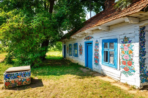 Zalipie 2018年8月19日 在波兰 Zalipie 村的墙上和日晷上画有花的五颜六色的房子 这是众所周知的地方风俗绘画的装饰图案的别墅 — 图库照片
