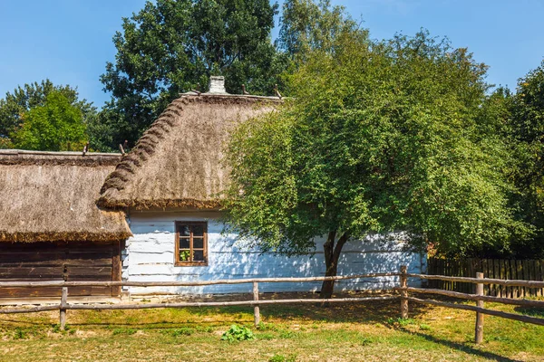 Staré Roubené Chalupy Doškovou Střechou Tradiční Venkovské Architektury Polsku — Stock fotografie