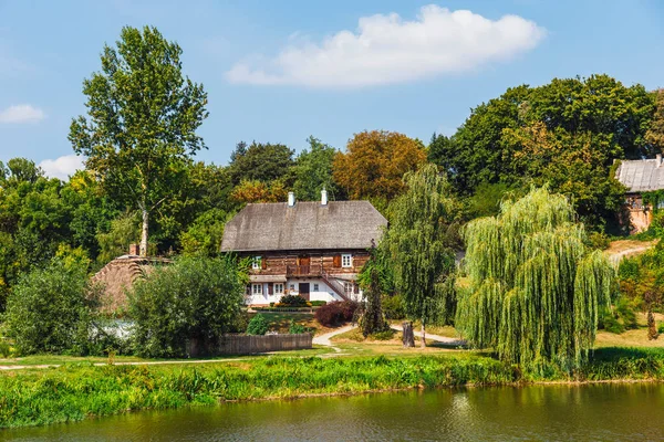 Staré Roubené Chalupy Doškovou Střechou Tradiční Venkovské Architektury Polsku — Stock fotografie