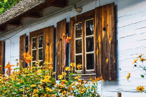 Oude Blokhuis Met Rieten Dak Traditionele Landelijke Architectuur Polen — Stockfoto