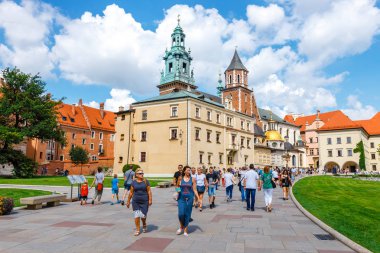 Krakow, Polonya, 15 Ağustos 2018: bilinmeyen kişi Wawel Katedrali ve Wawel Kalesi Wawel Hill, Krakow, Polonya ziyaret
