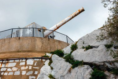 Europa noktasındaki eski büyük top Gibraltar.