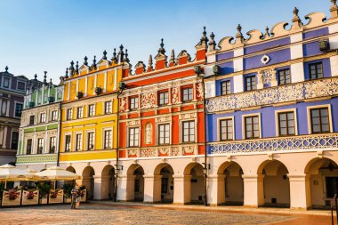 Zamosc, Polonya - 01 Eylül 2018: Büyük Pazar Meydanı. Orta Avrupa, 1580 Jan Zamoyski tarafından kurulan bir Rönesans kasabada büyük örnek