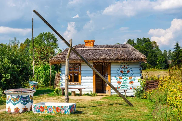 Zalipie Poland August 2018 Traditioneller Bauernhof Mit Brunnen Bunten Dorf — Stockfoto