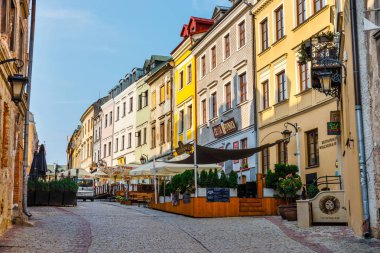Lublin, Polonya, 01 Eylül 2018: Tarihi başlanmasıyla ve açık Restoran, Lublin, Polonya eski şehir.