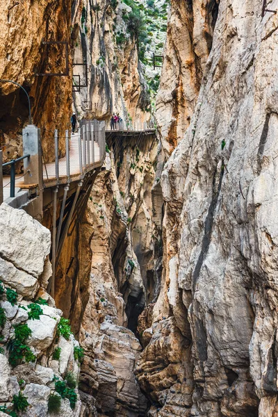 Caminito del Rey, İspanya, 04 Nisan 2018: Royal iz El Caminito Del Rey - sarp kayalıklardan gorge Chorro, Endülüs, İspanya boyunca dağ yolu olarak da bilinir