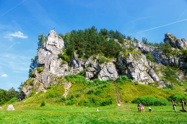 Bedkowska Vadisi, Polonya, 12 Ağustos 2018: bir grup insan yürüme Polonya Bedkowska Vadisi çevresinde