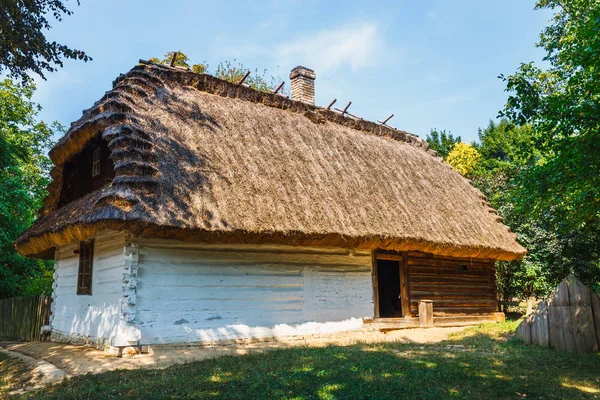 Antigua Casa Madera Con Techo Paja Arquitectura Rural Tradicional Polonia —  Fotos de Stock