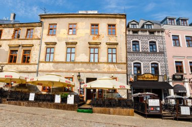 Lublin, Polonya, 01 Eylül 2018: Tarihi başlanmasıyla ve açık Restoran, Lublin, Polonya eski şehir.